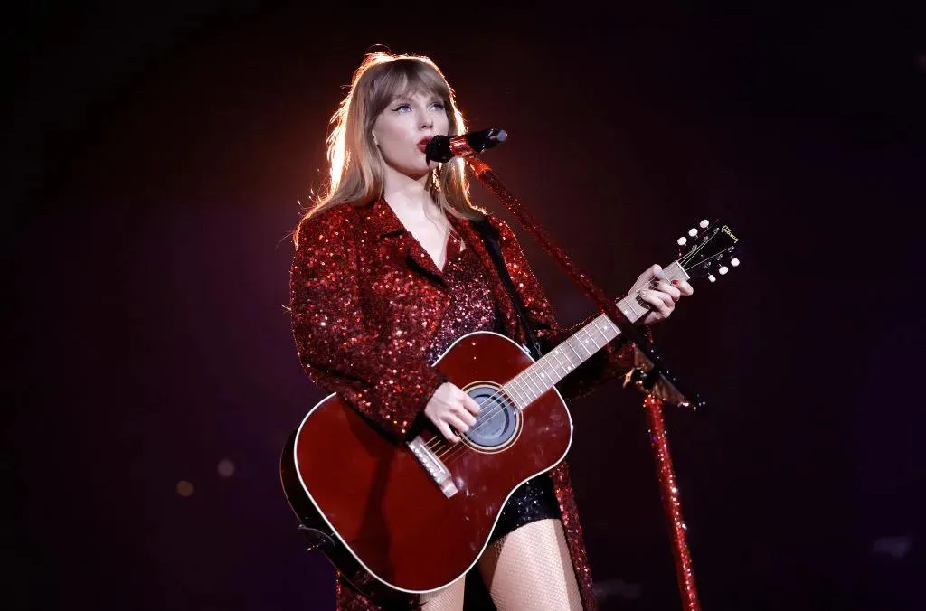 What Color Guitar Does Taylor Swift Use?