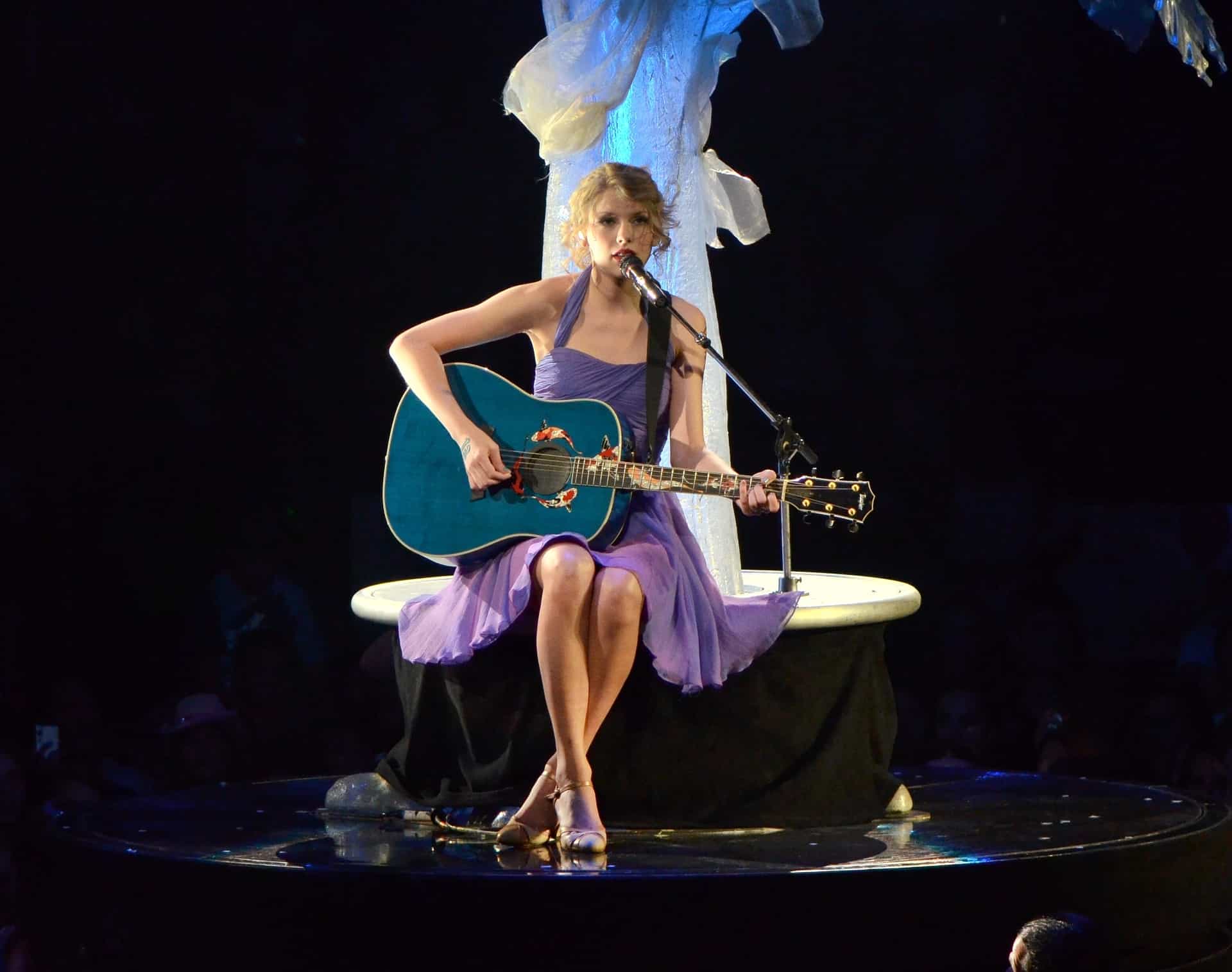 What Type of Guitar Does Taylor Often Play?