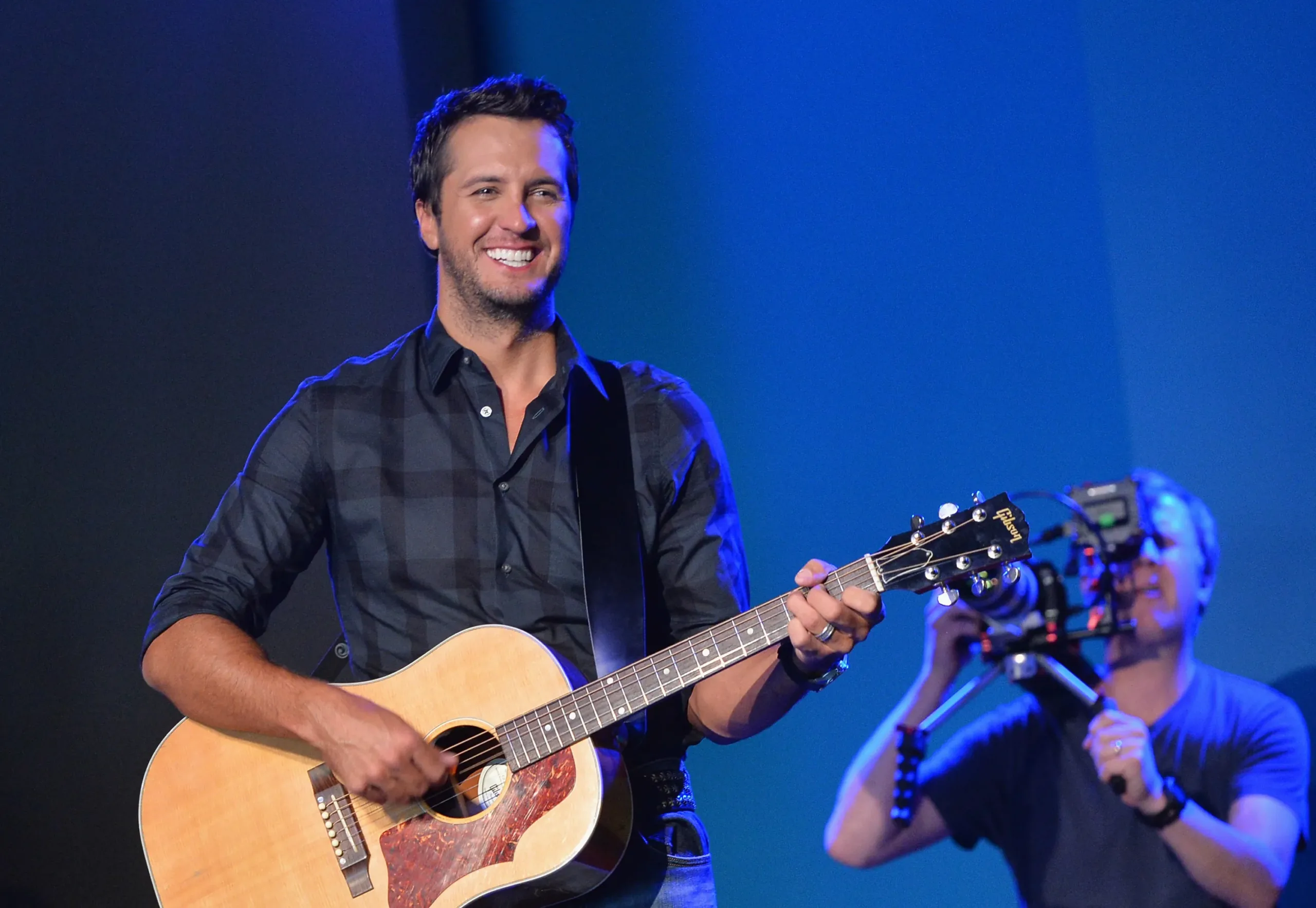 What Guitar Does Luke Bryan Have?