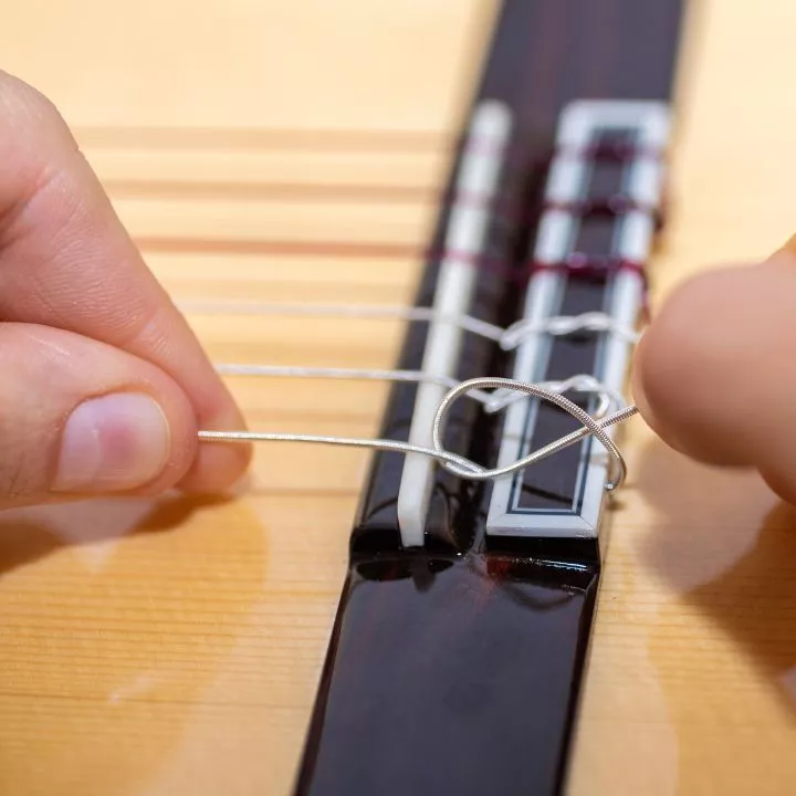 how to tie classical guitar strings