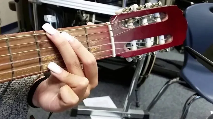 How to play guitar with long nails