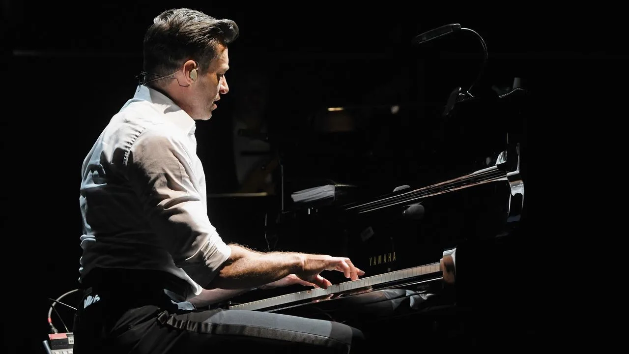 Does Hugh Jackman Play Piano?