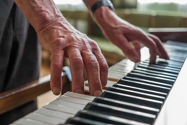 Does Russell Crowe Play Piano?