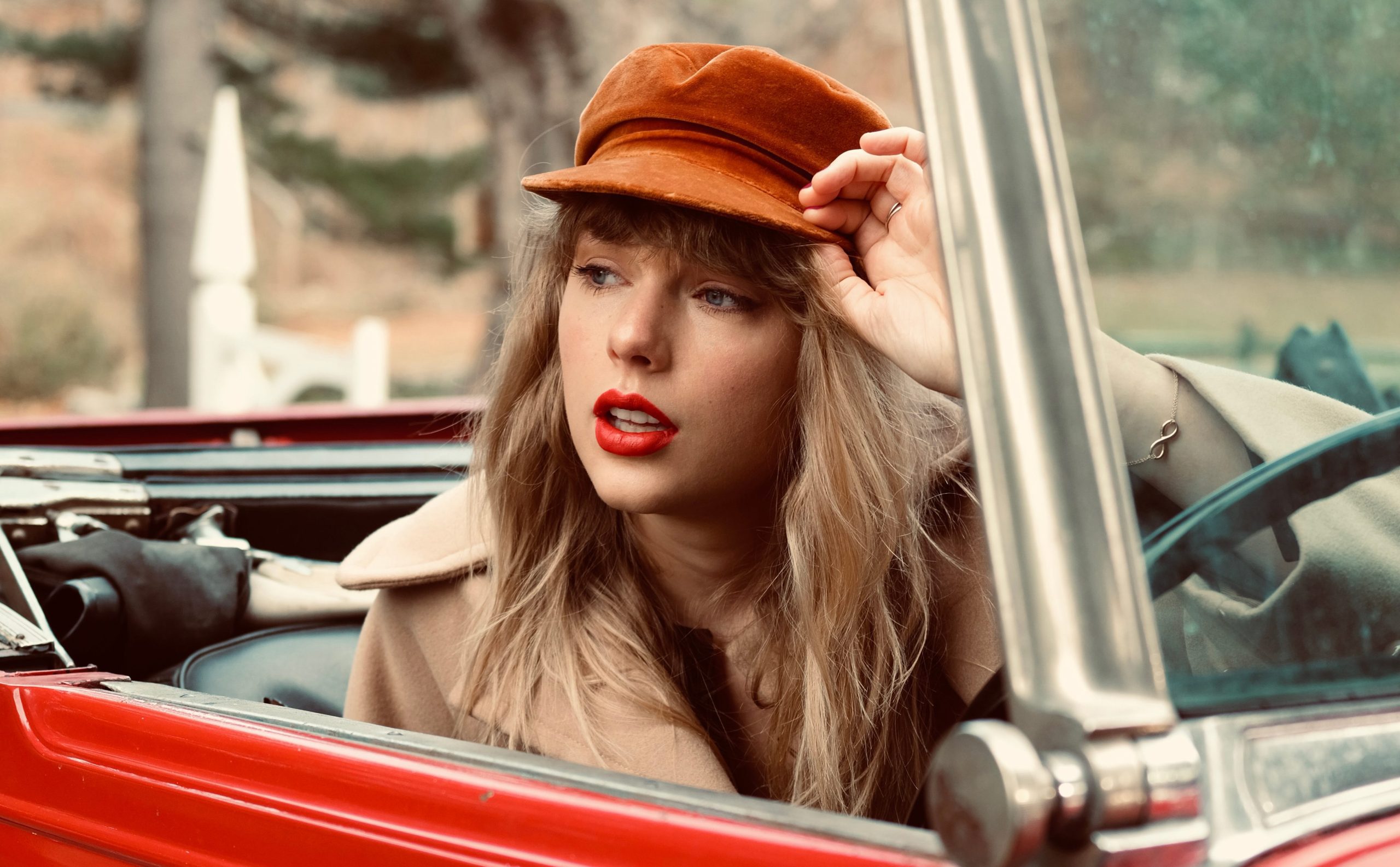 Taylor Swift Tops Singles, Album Charts With 'All Too Well,' 'Red'