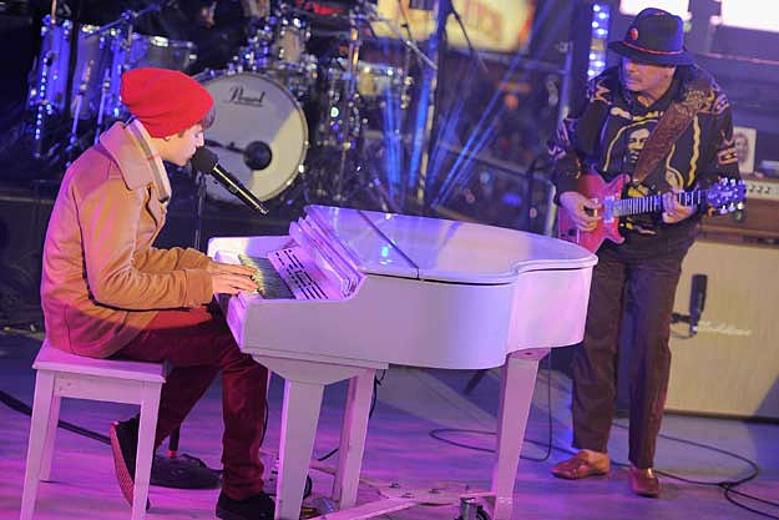 Justin Bieber Plays Piano + Sings 'Let It Be' With Carlos Santana on 'Dick Clark's New