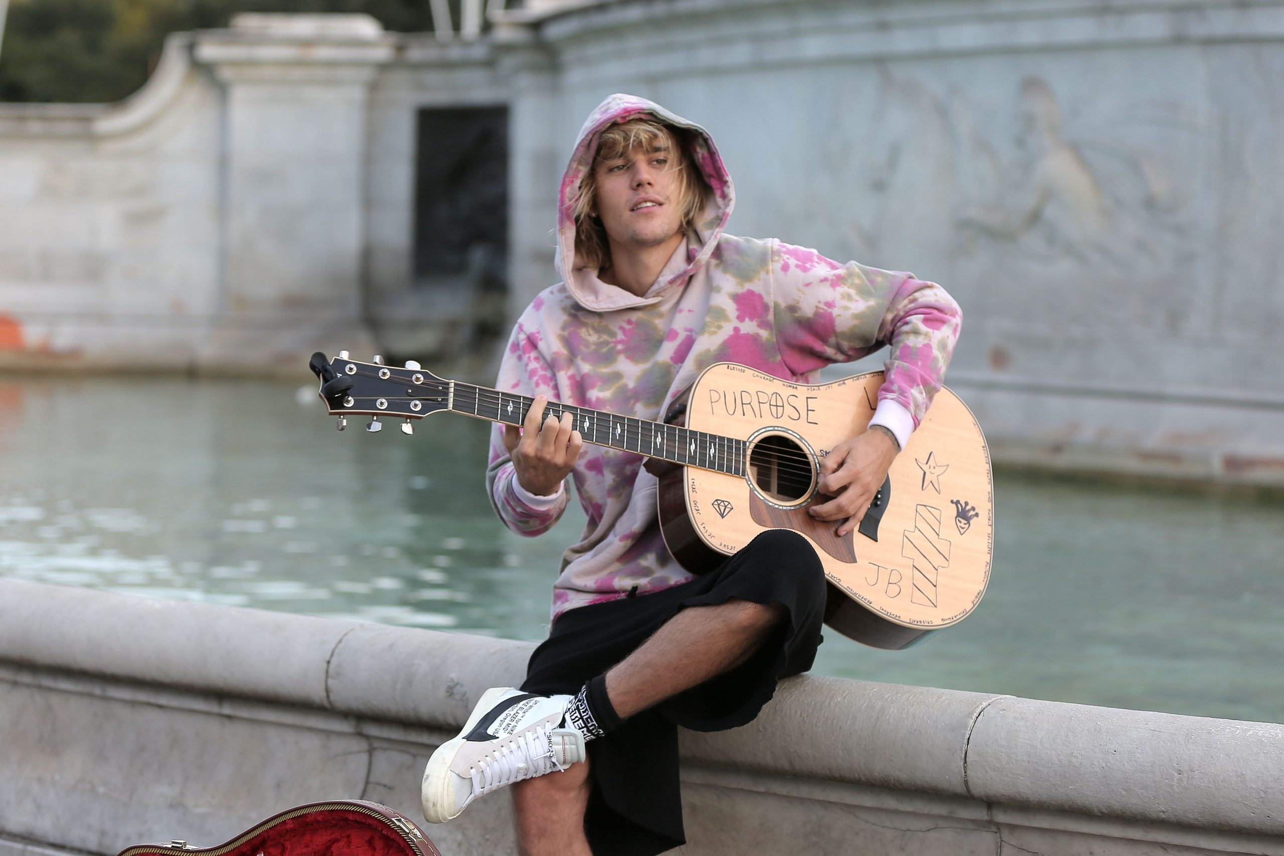 Justin Bieber Performs For Hailey Baldwin Outside Buckingham Palace -  Jailey Goes to London