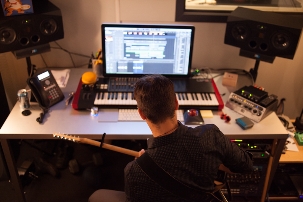 The Beginner's Guide to Setting Up a Home Studio: Choosing the Right Monitors – Flypaper
